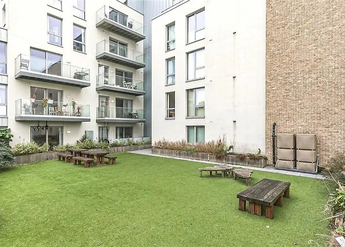 Modern Serviced 3-Bedroom Flat In East London