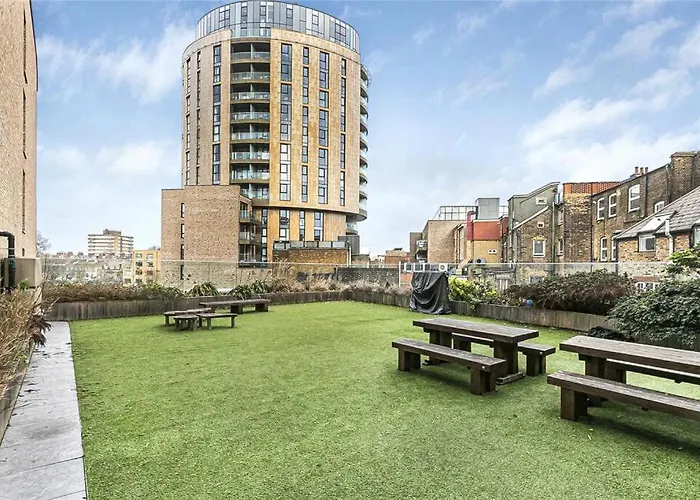 Modern Serviced 3-Bedroom Flat In East London